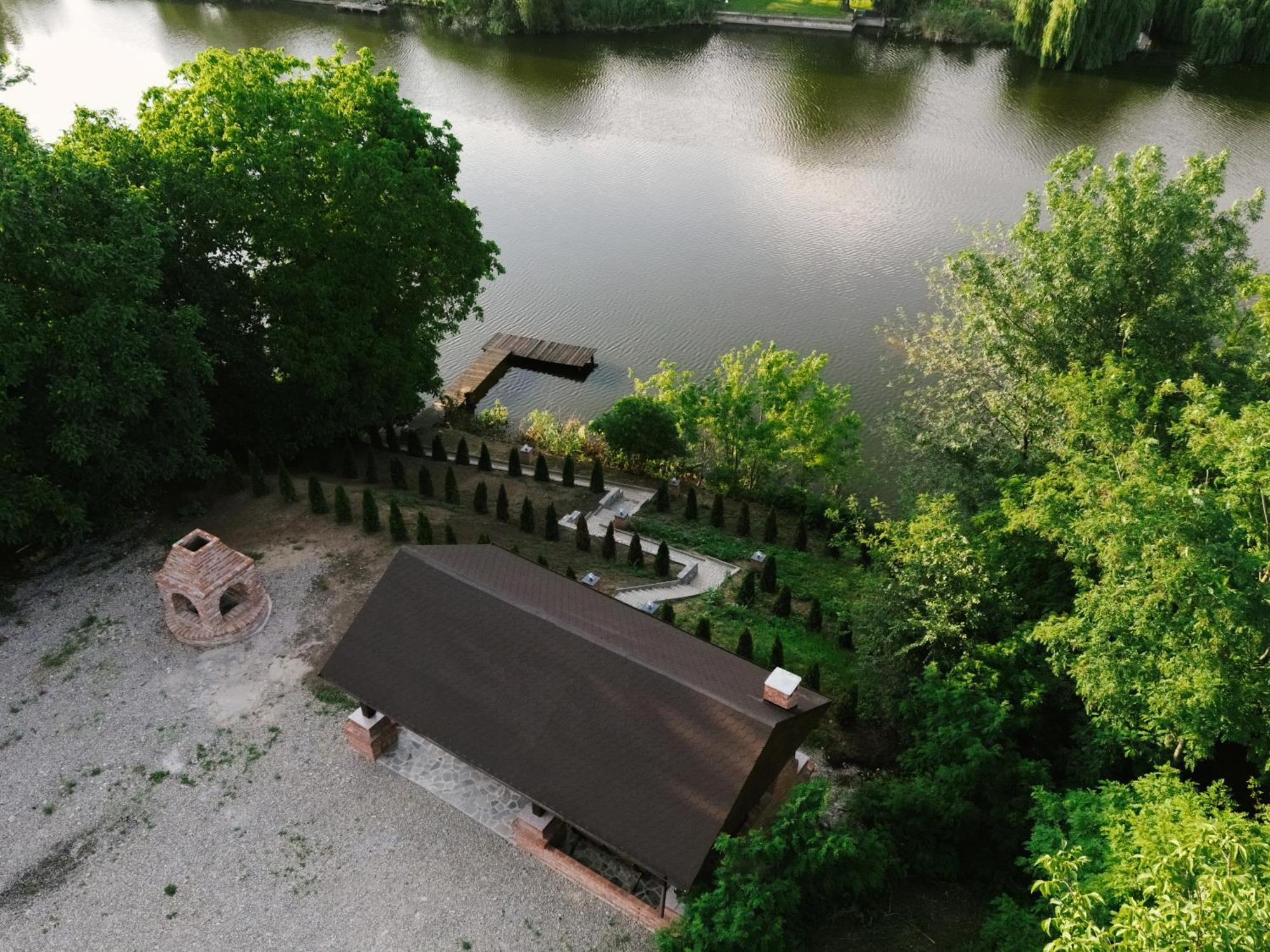 Madison Lake Villa Balotesti Exterior photo